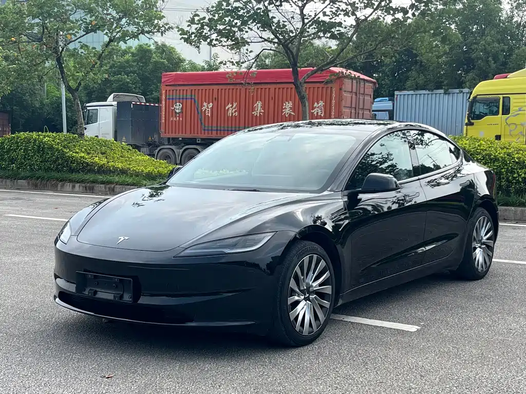 Tesla Model 3 2025 — фото 1