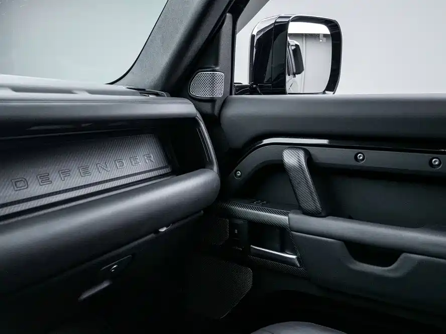 Land Rover Defender 2023 — фото 23