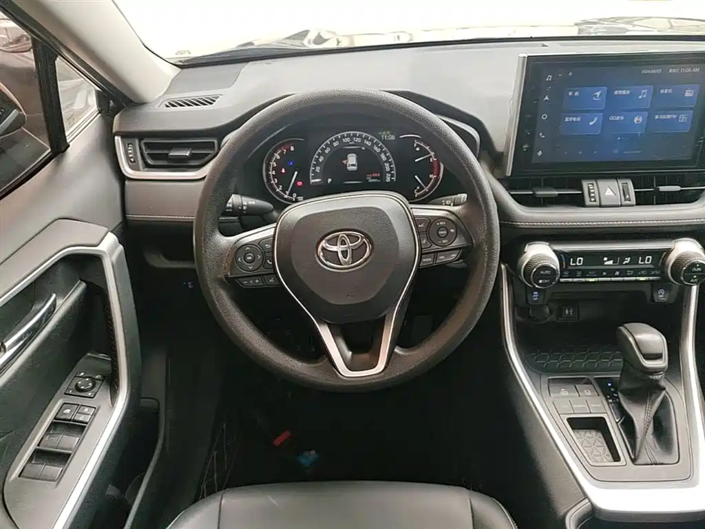 Toyota RAV4 2022 — фото 11