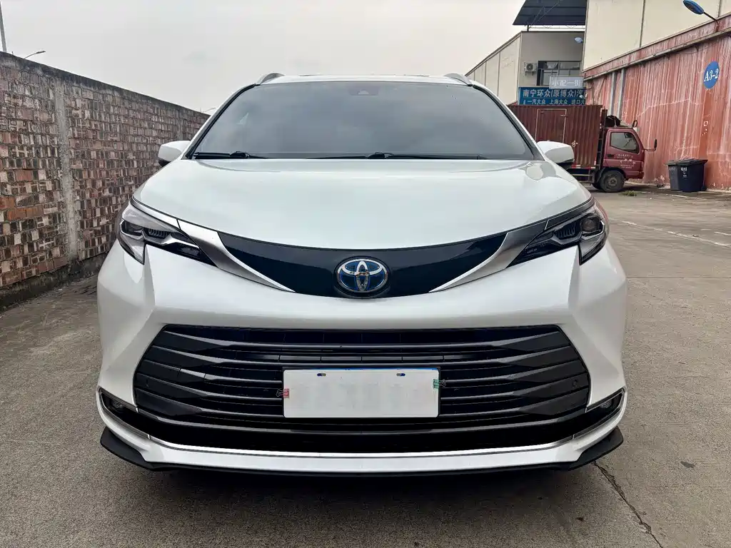 Toyota Sienna 2022 — фото 2