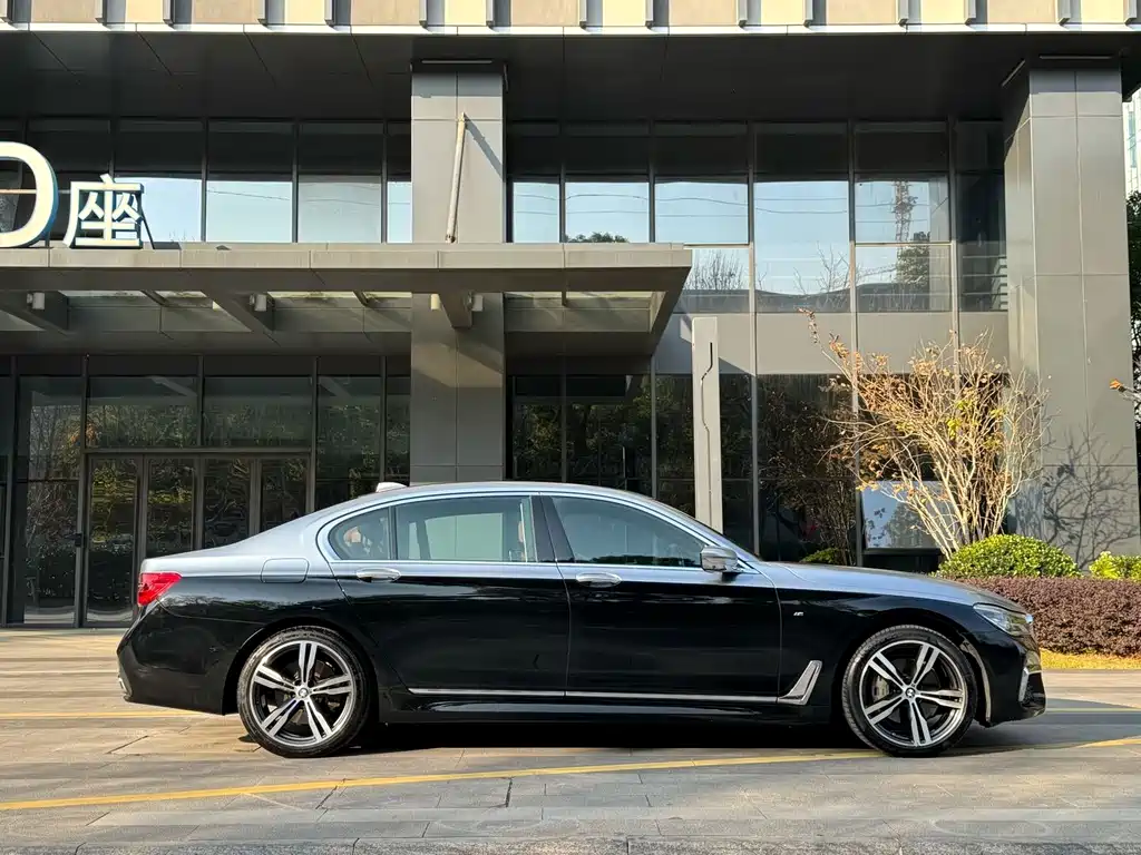 BMW 7 Series 2017 — фото 7