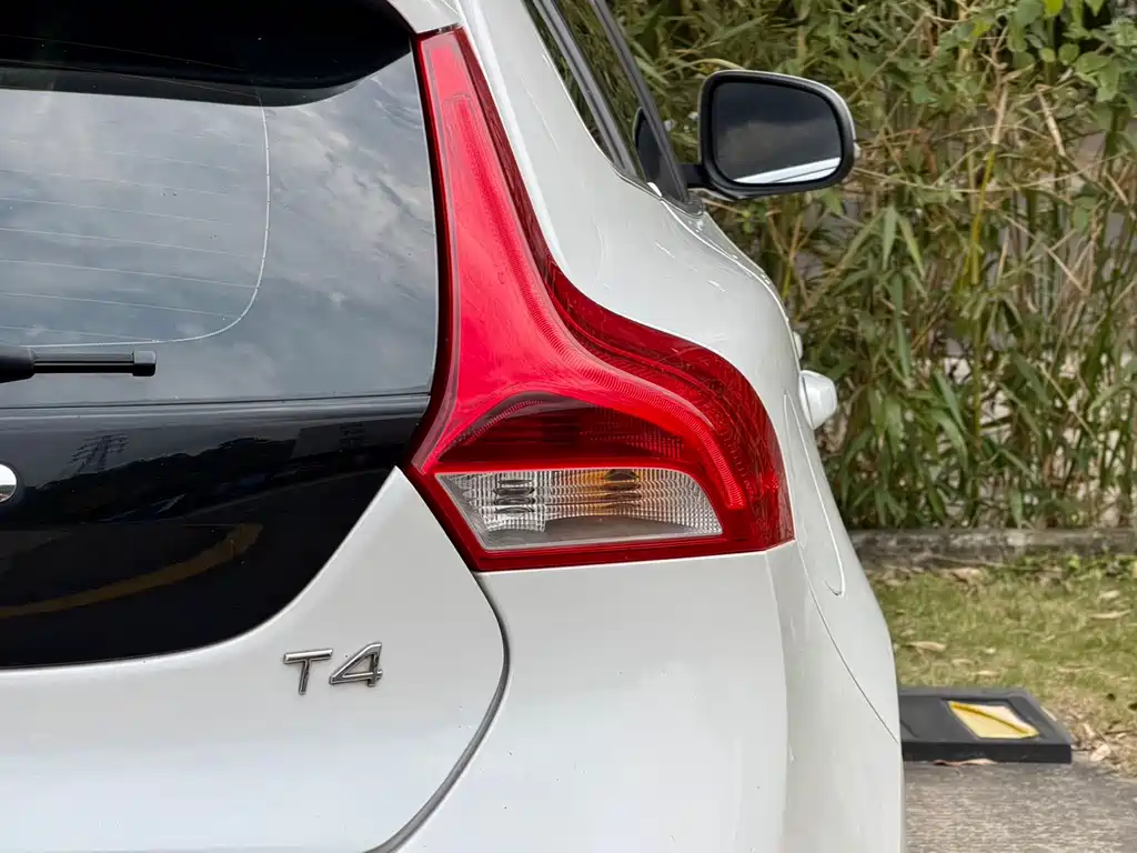 Volvo V40 2016 — фото 10