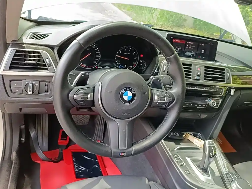 BMW 3 Series 2018 — фото 11