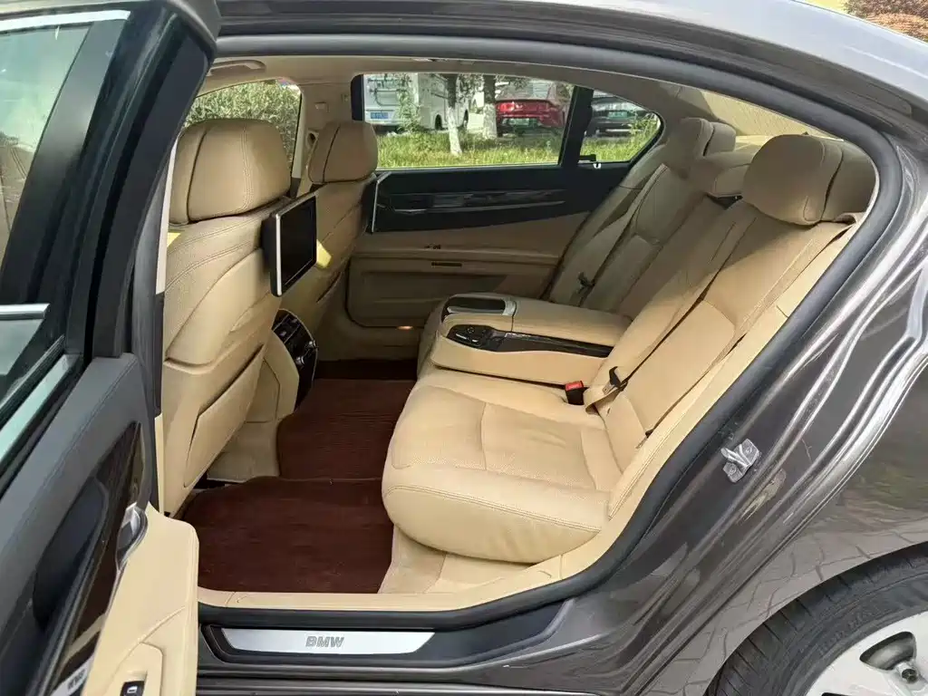 BMW 7 Series 2013 — фото 10