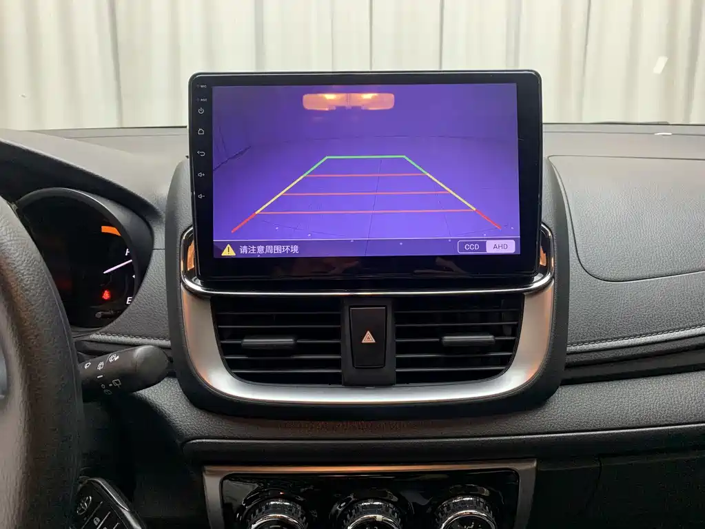 Toyota Yaris L 2022 — фото 10