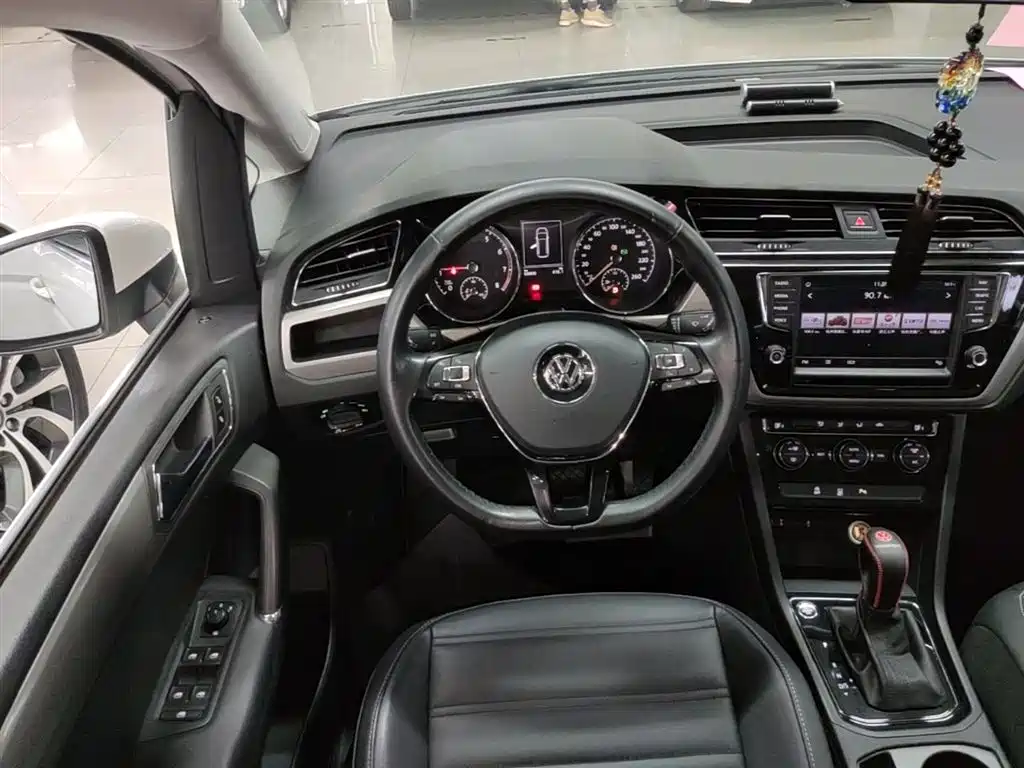 Volkswagen Touran 2019 — фото 11