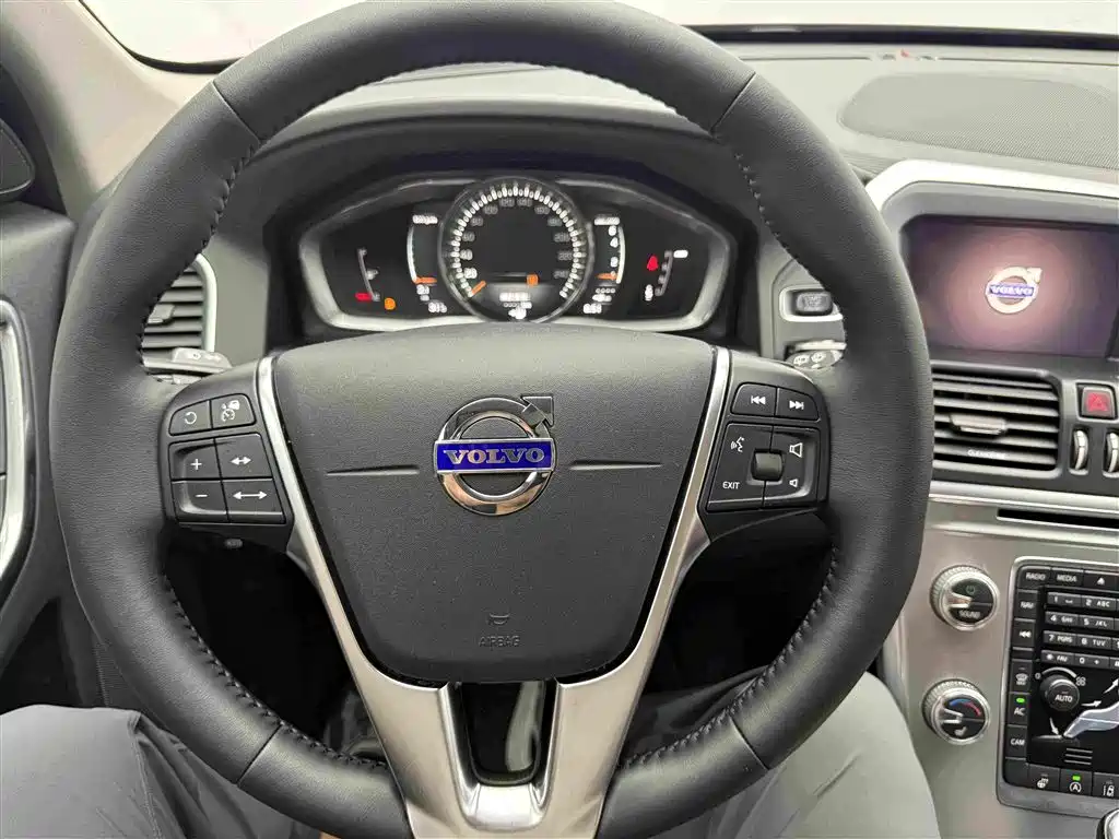 Volvo XC60 2017 — фото 18