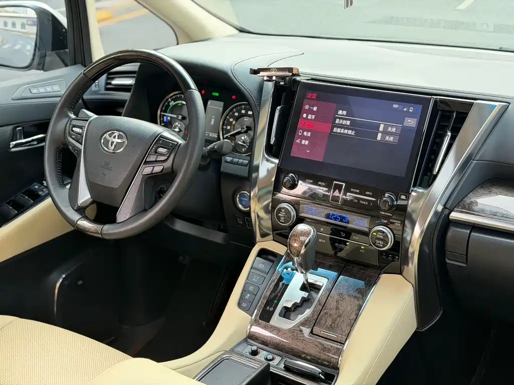 Toyota Alphard 2023 — фото 12
