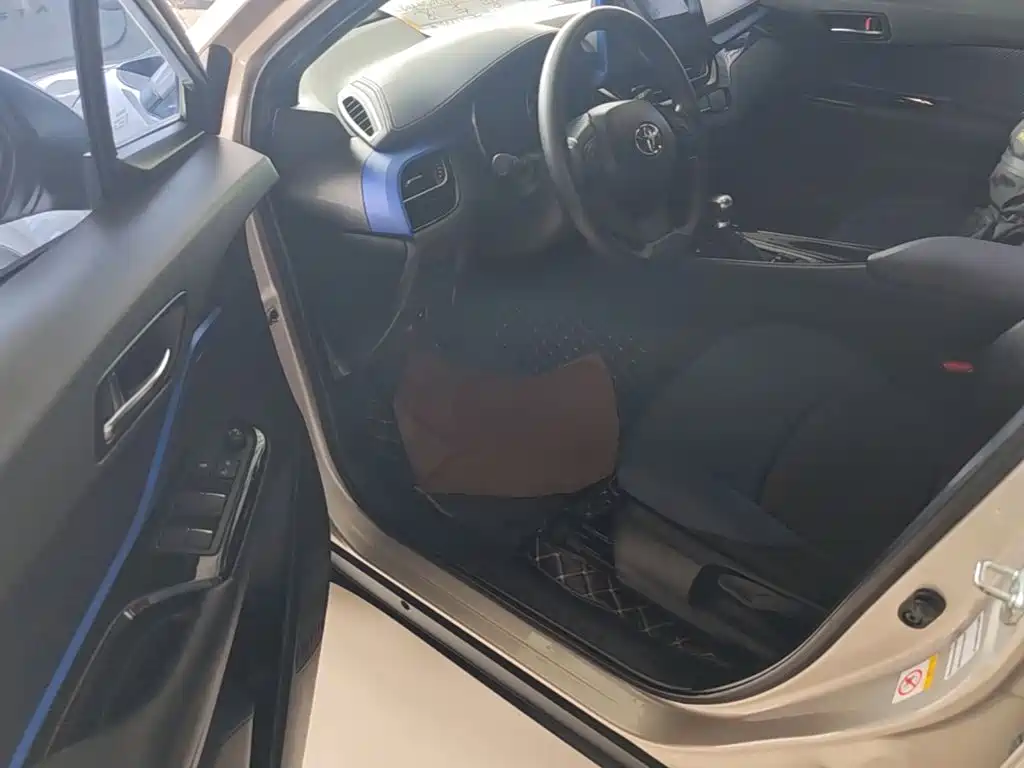 Toyota C-HR 2019 — фото 16