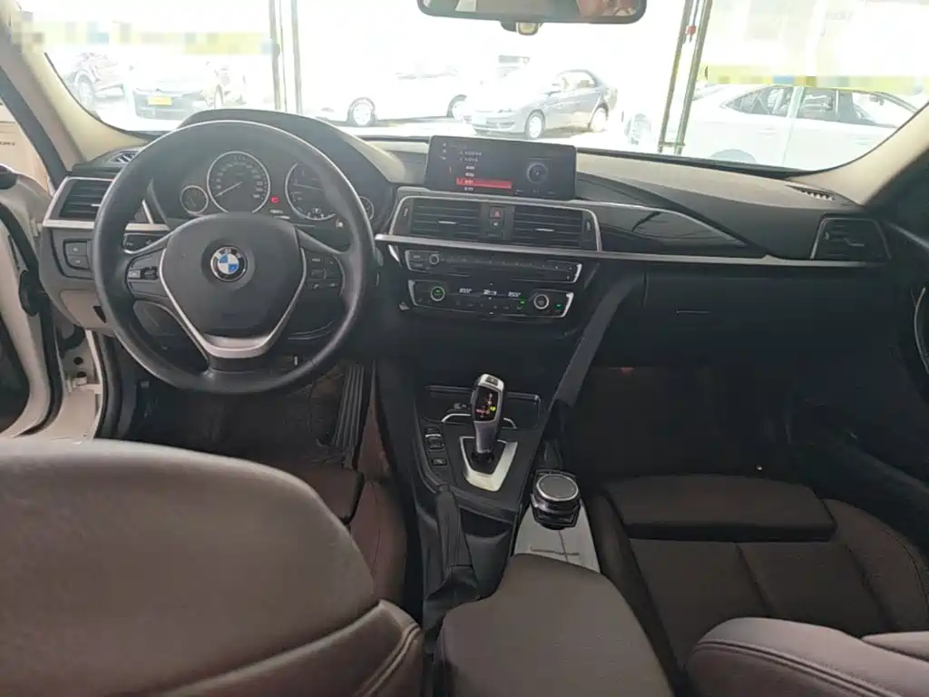 BMW 3 Series 2019 — фото 10