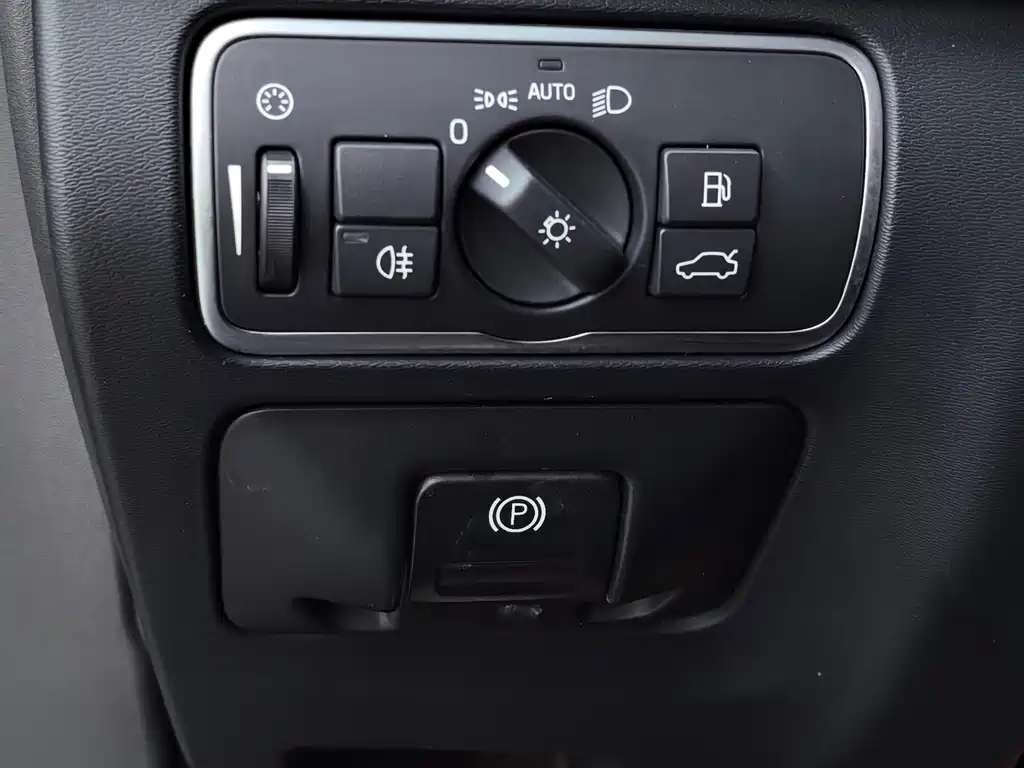 Volvo XC60 2017 — фото 32