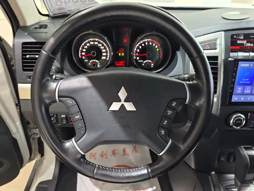 Mitsubishi Pajero 2015 — фото 10