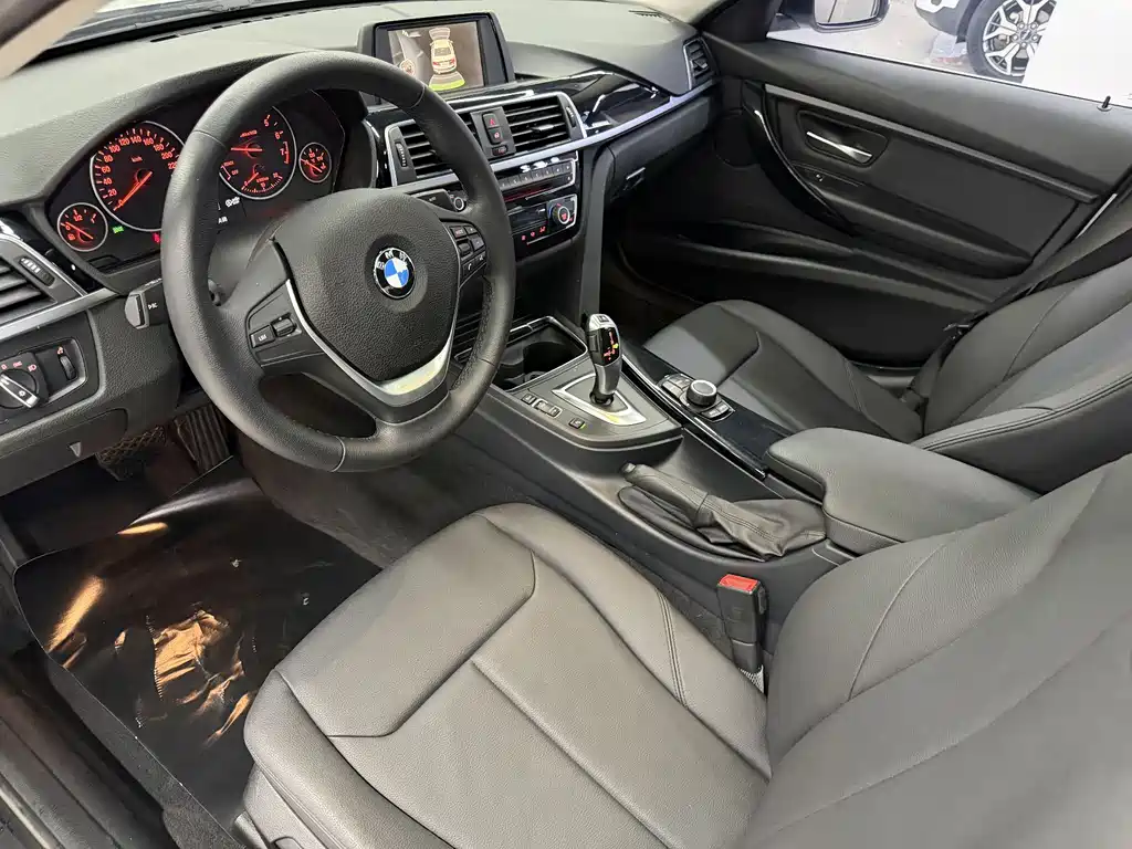 BMW 3 Series 2017 — фото 12