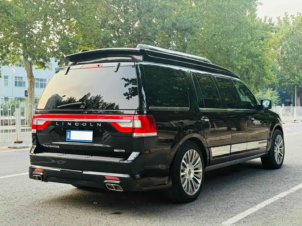 Lincoln Navigator 2017 — фото 31