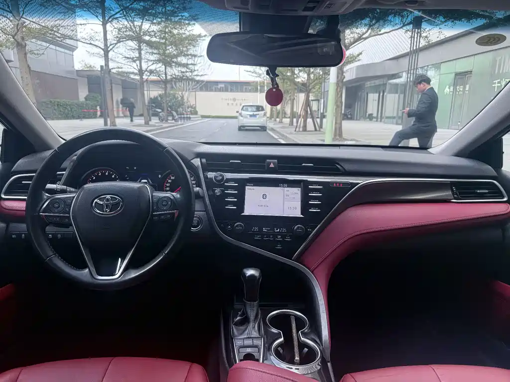 Toyota Camry 2018 — фото 6
