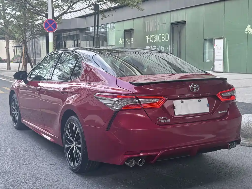 Toyota Camry 2018 — фото 11