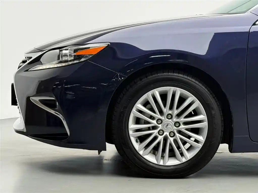 Lexus ES 2018 — фото 10