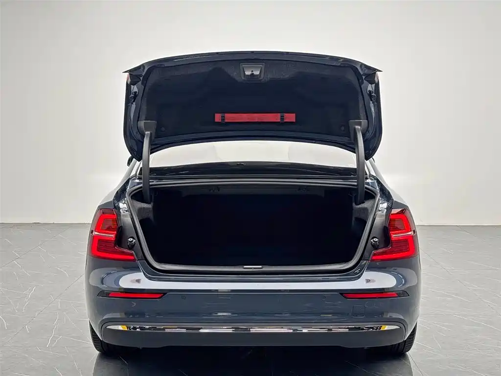 Volvo S60 2023 — фото 11