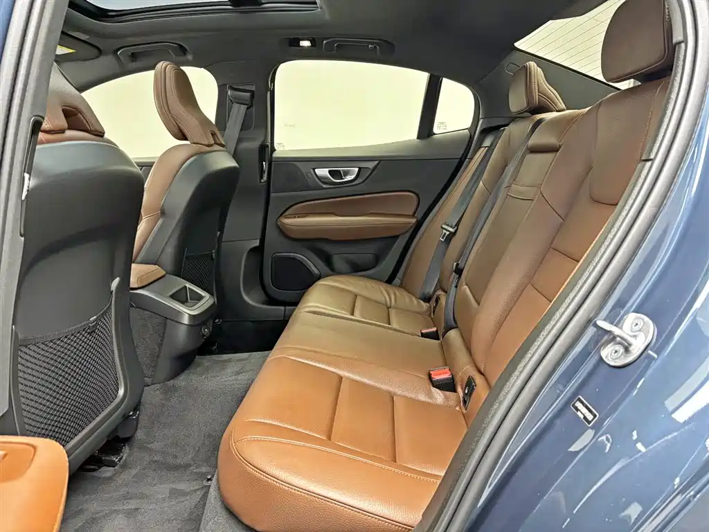 Volvo S60 2023 — фото 16