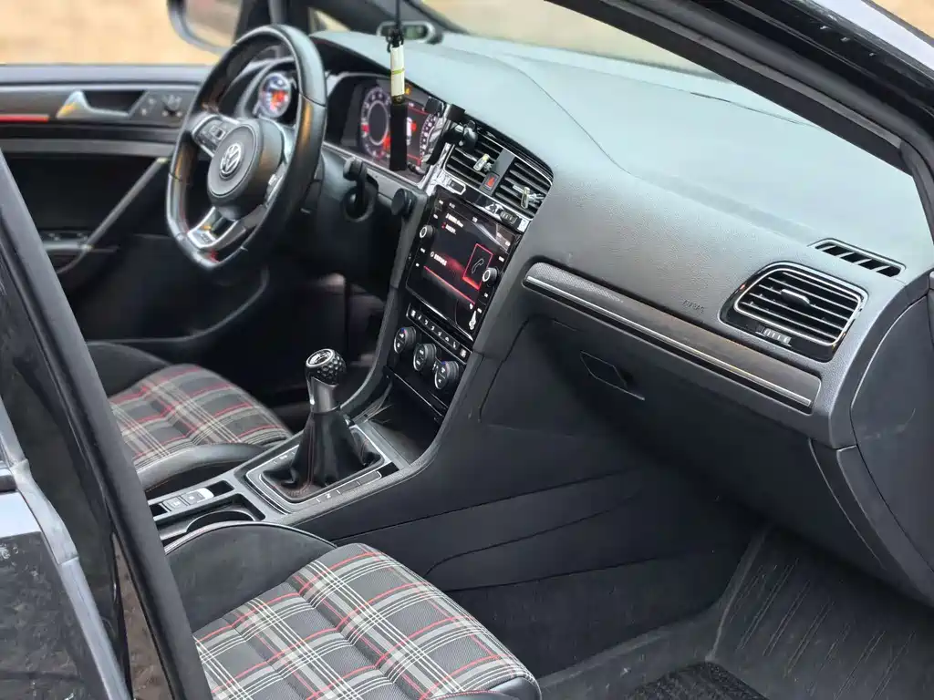 Volkswagen Golf GTI 2018 — фото 15