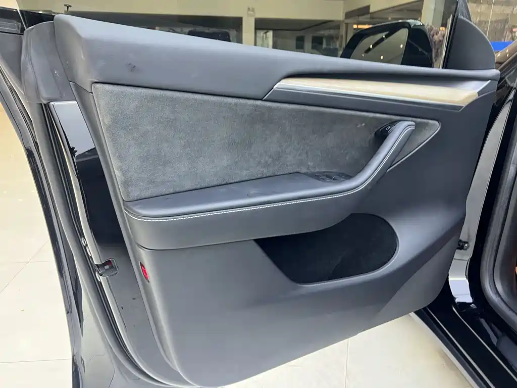 Tesla Model Y 2023 — фото 9