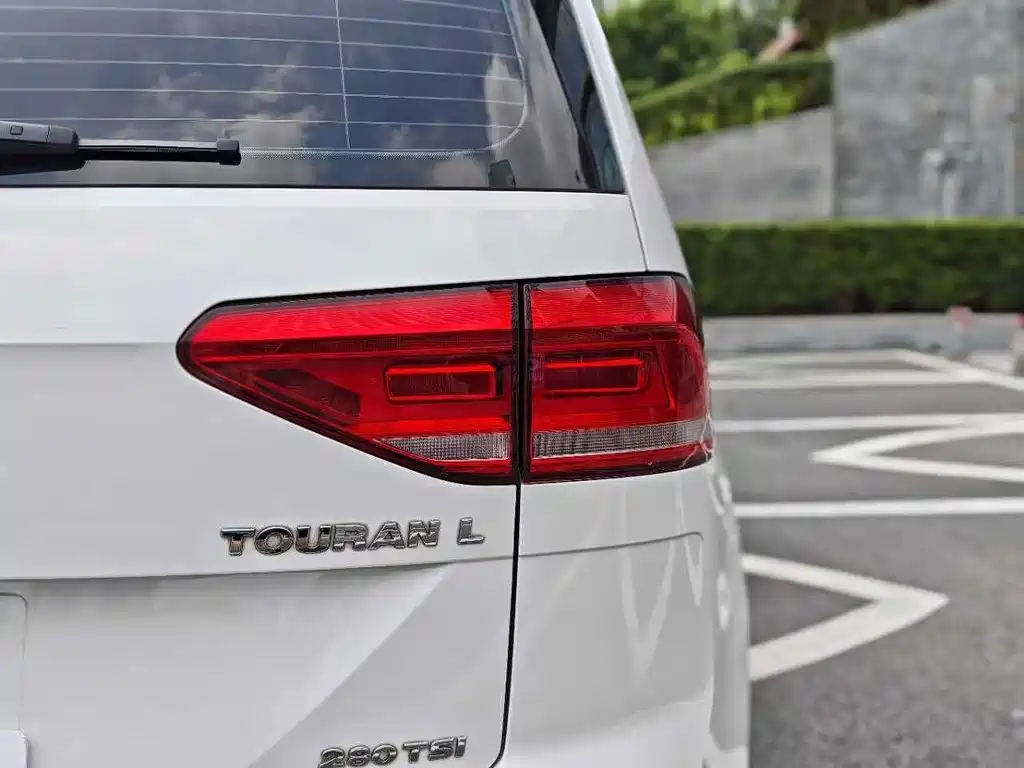 Volkswagen Touran 2017 — фото 18