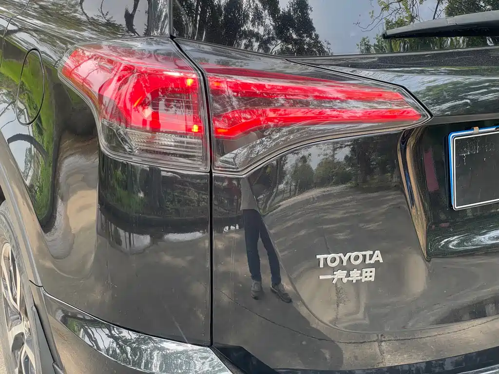 Toyota RAV4 2017 — фото 18
