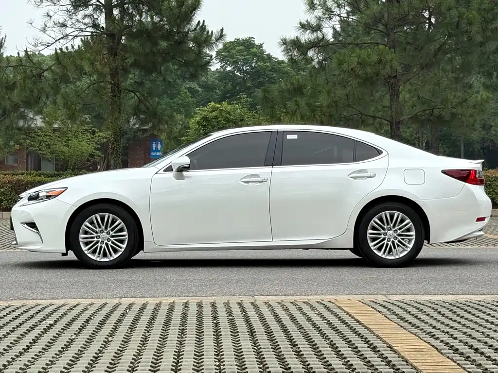 Lexus ES 2017 — фото 7