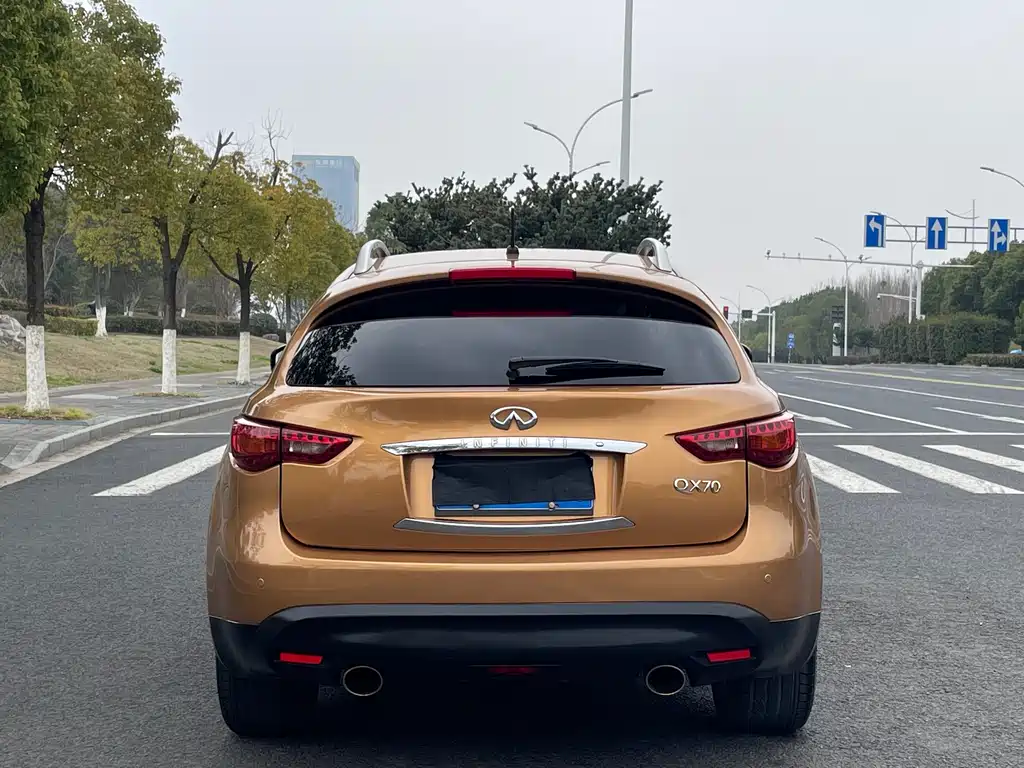 Infiniti QX70 2015 — фото 17