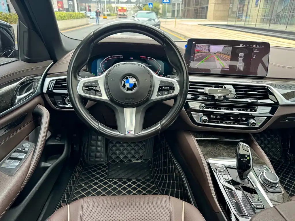 BMW 5 Series 2022 — фото 11