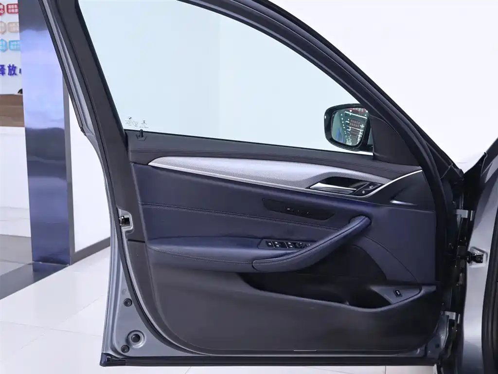 BMW 5 Series 2018 — фото 18