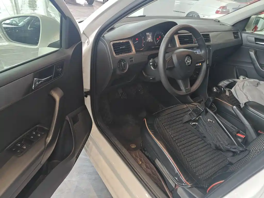 Skoda Rapid Spaceback 2016 — фото 12