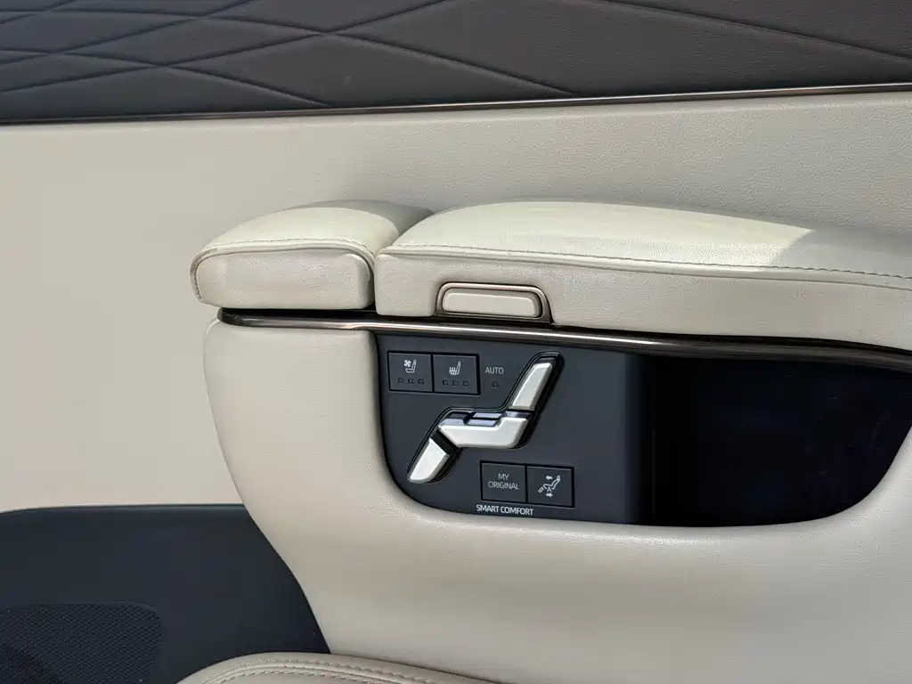 Toyota Alphard 2023 — фото 17