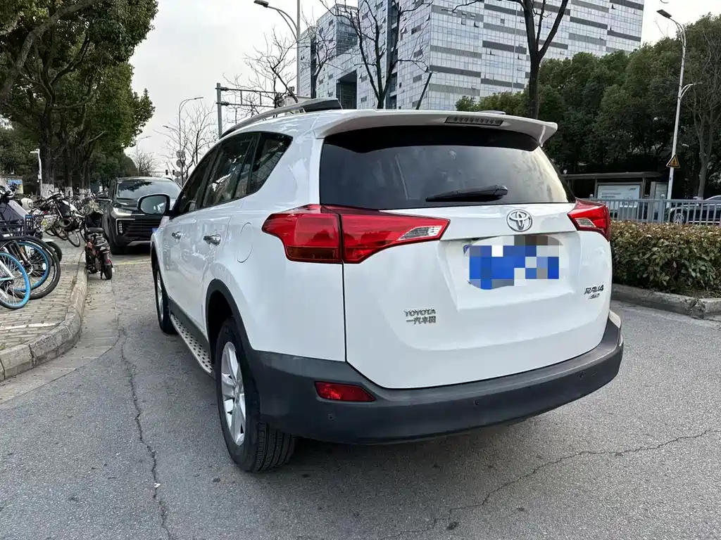 Toyota RAV4 2015 — фото 8