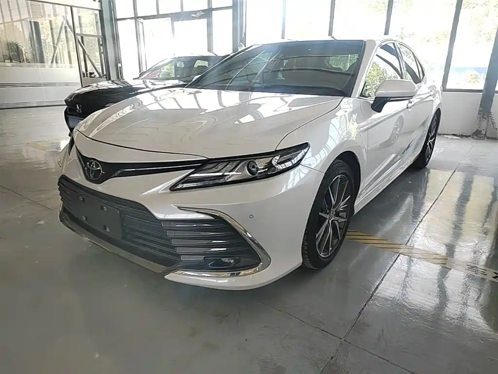 Toyota Camry 2022 — фото 2