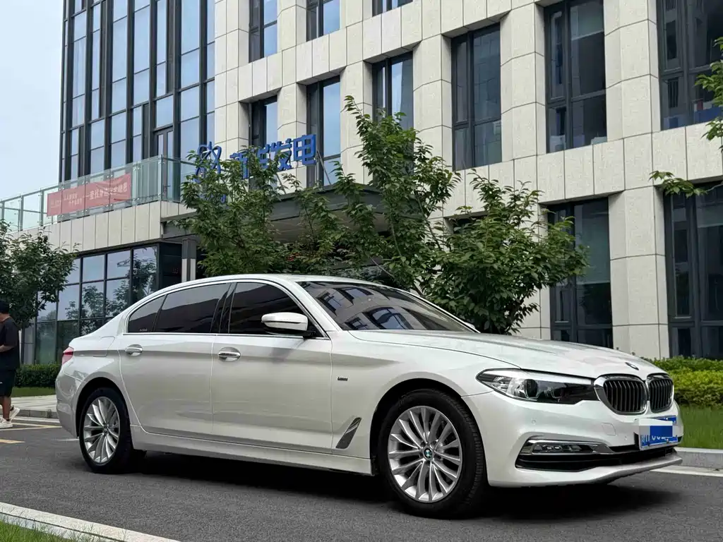 BMW 5 Series 2018 — фото 2