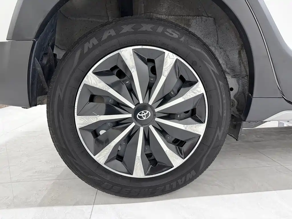 Toyota Yaris L 2023 — фото 17