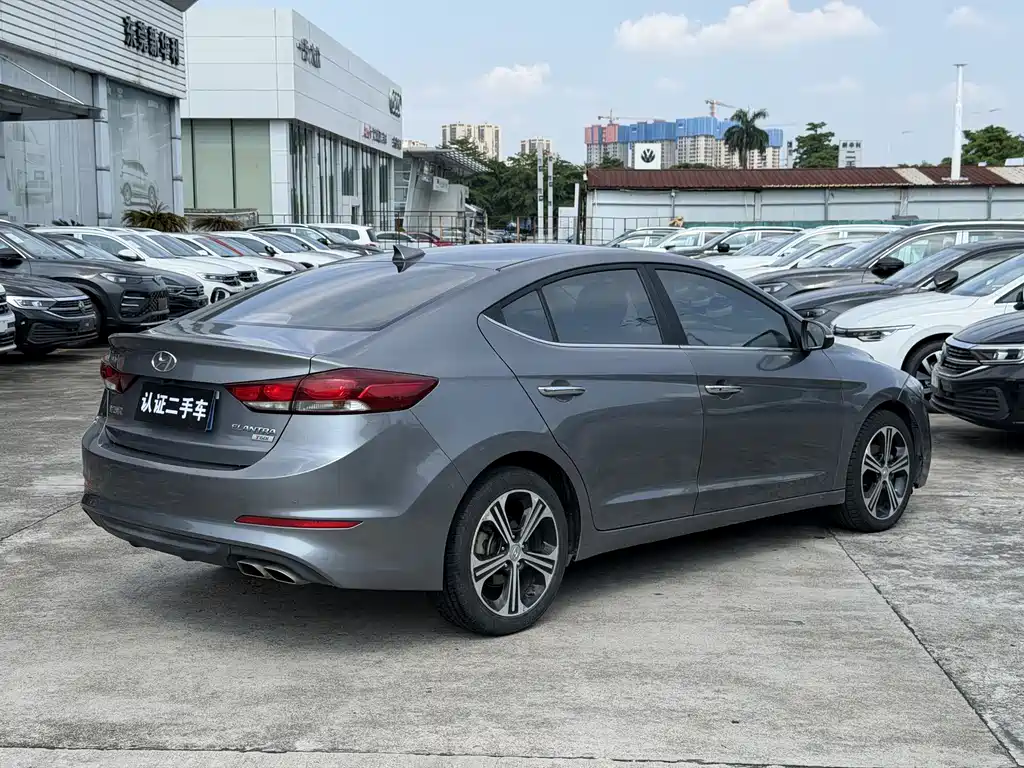 Hyundai Elantra 2018 — фото 11