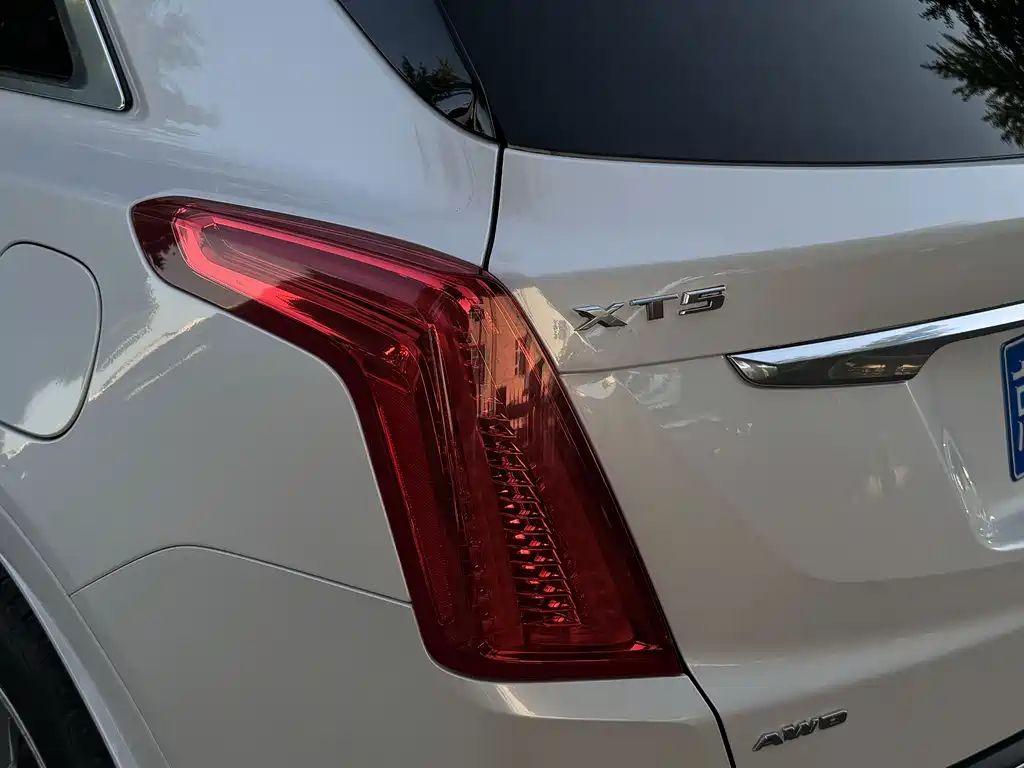 Cadillac XT5 2017 — фото 18
