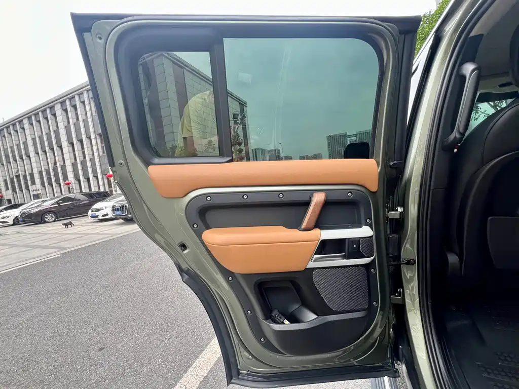 Land Rover Defender 2022 — фото 26