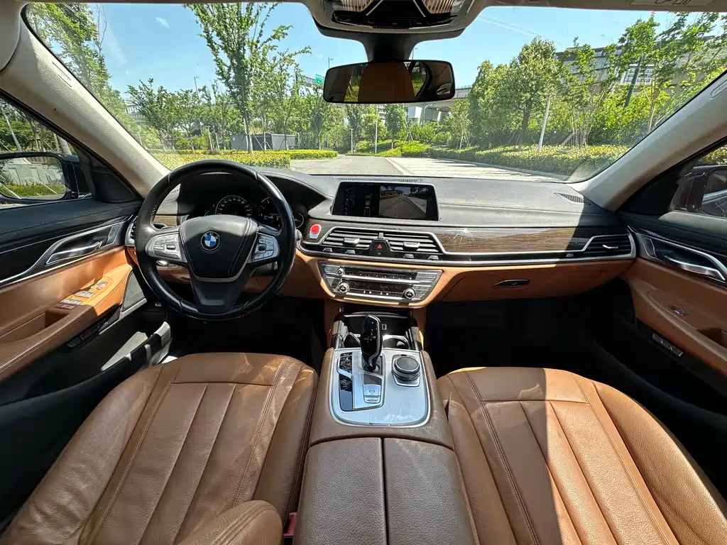 BMW 7 Series 2017 — фото 8