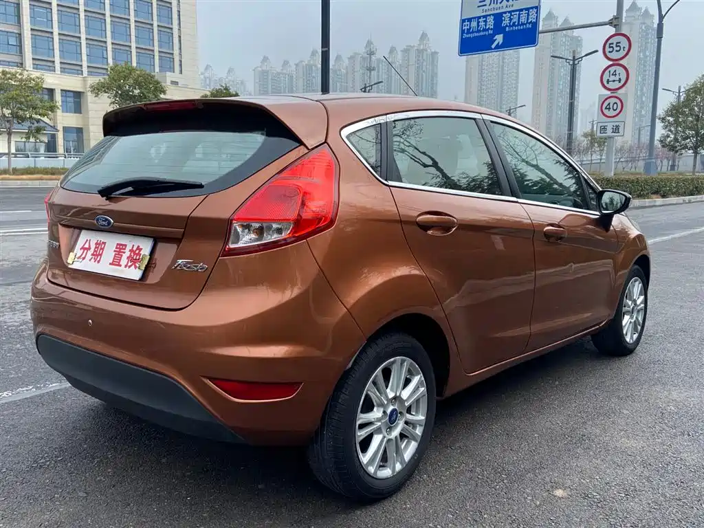 Ford Fiesta 2013 — фото 12
