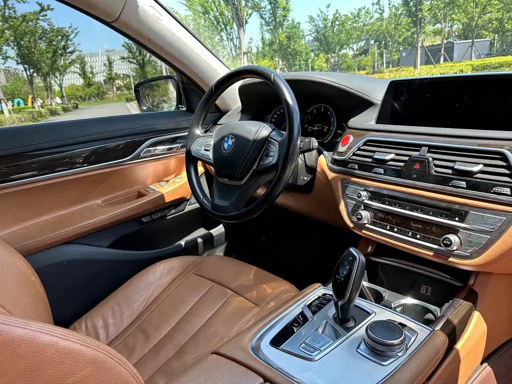 BMW 7 Series 2017 — фото 14