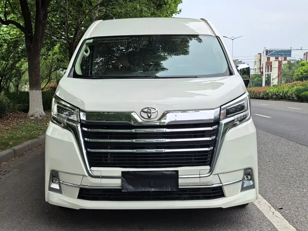 Toyota Hiace 2022 — фото 4