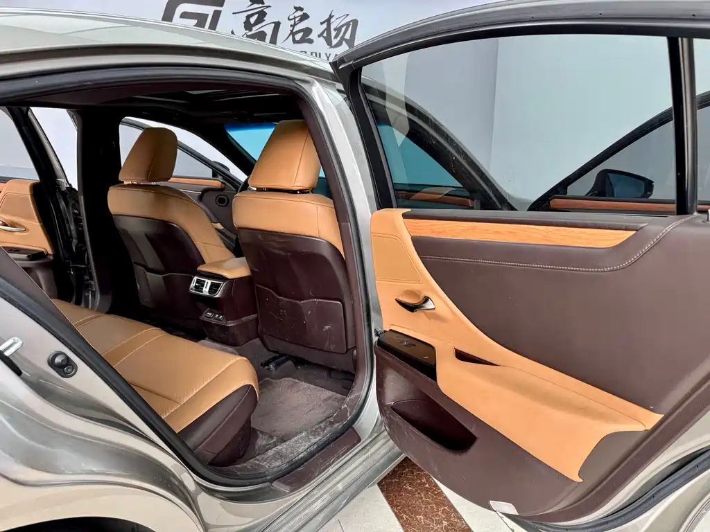 Lexus ES 2020 — фото 10