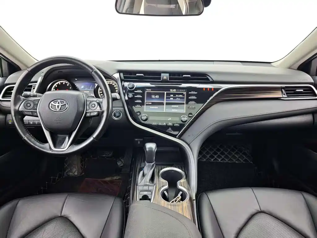 Toyota Camry 2018 — фото 6