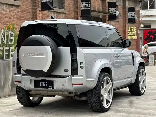 Land Rover Defender 2021
