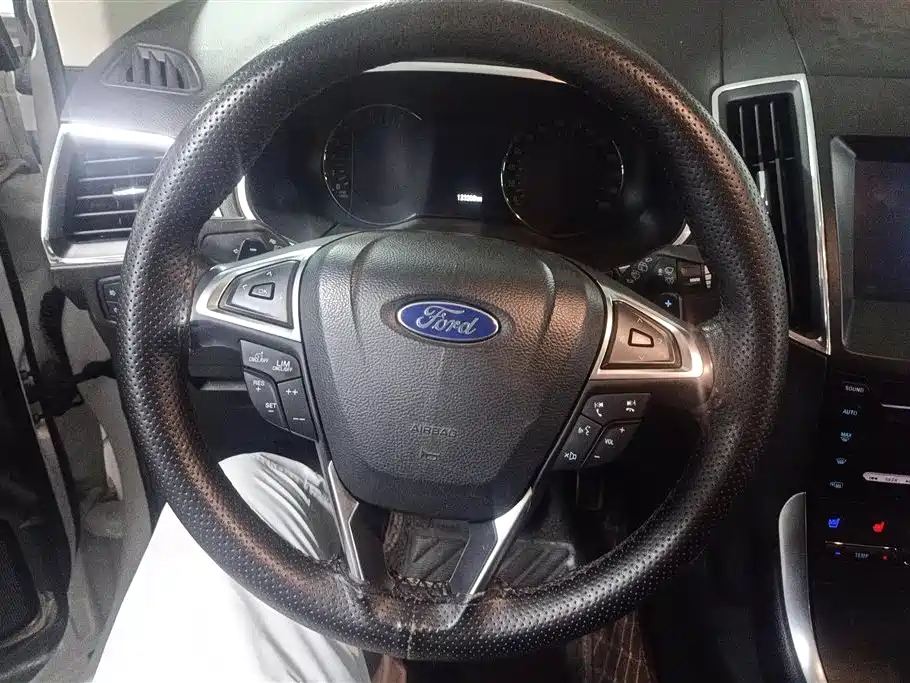 Ford Edge 2018 — фото 15
