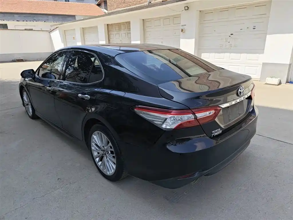 Toyota Camry 2018 — фото 5