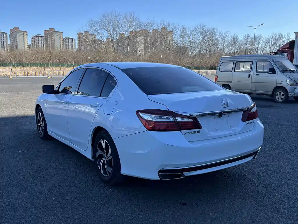 Honda Accord 2017 — фото 9